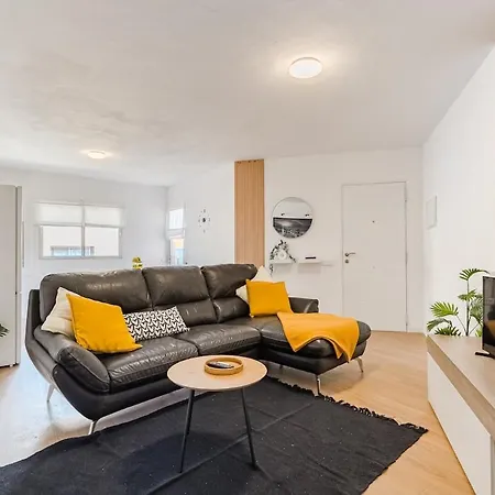 Apartment House ,1 Min To Beach, Brand New *