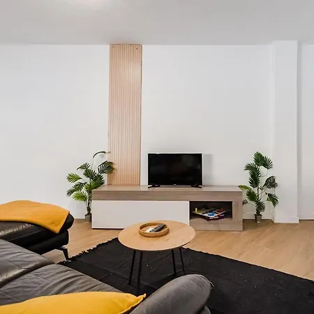 House ,1 Min To Beach, Brand New
